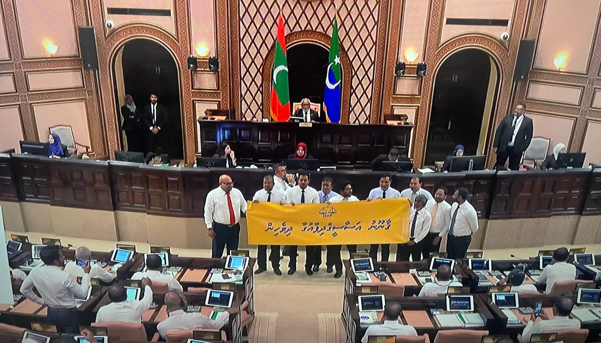 Parliament passes constitutional amendment on MPs losing seats | Atoll ...