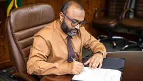 Minister agrees to discussions after criticism over mosque plan