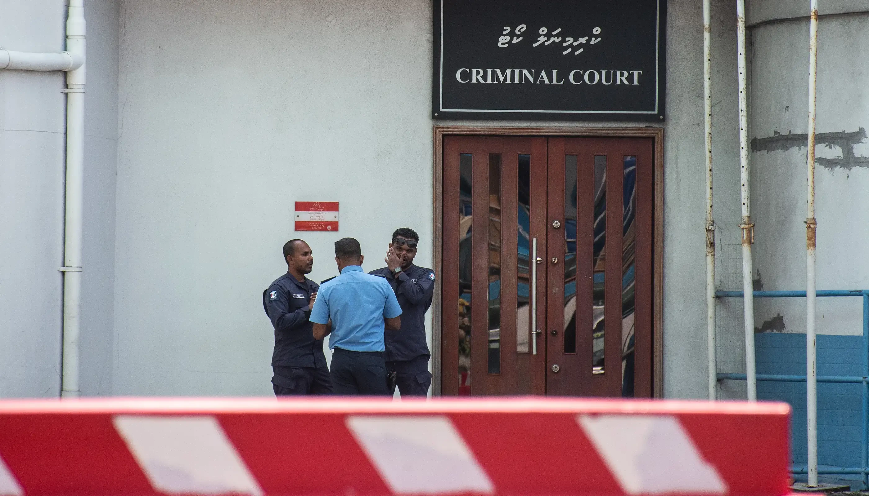 2 arrested for assisting police detainee to escape | Atoll Times