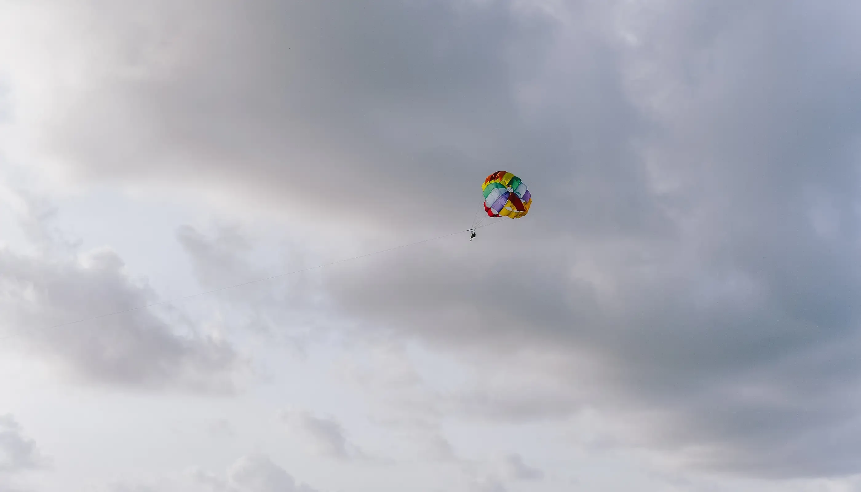Parasail tears apart in strong winds at Maafushi | Atoll Times