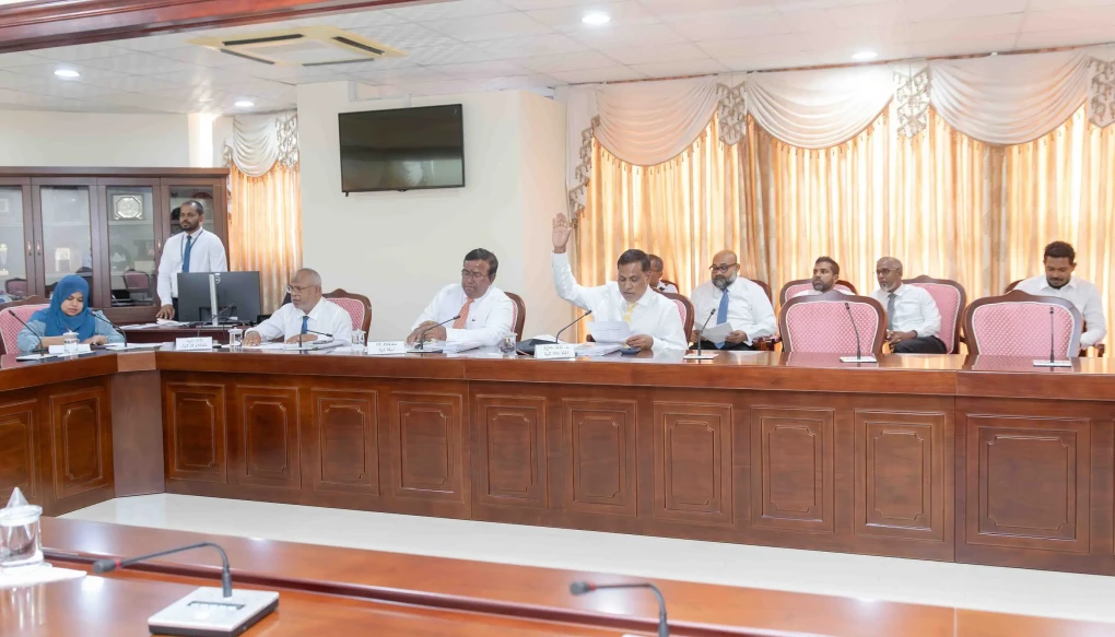 Committee approves restricting news of unauthorised dollar rates